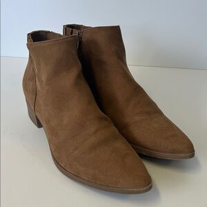 𝅺EUC American Rag Tori Tan Faux Suede Ankle Bootie size 8